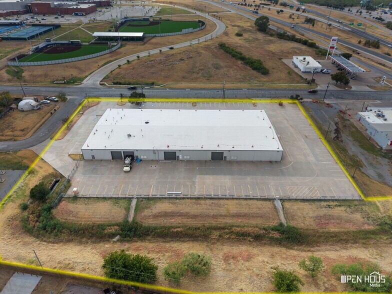 More Photos Of 2701 Southridge Dr, Wichita Falls Distribution For Lease