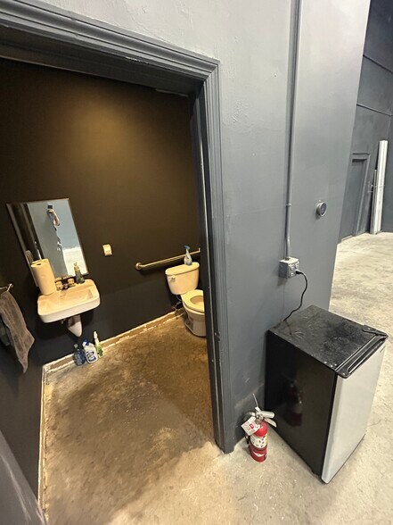More Photos Of 17030 Alico Commerce Ct, Fort Myers Warehouse For Sale