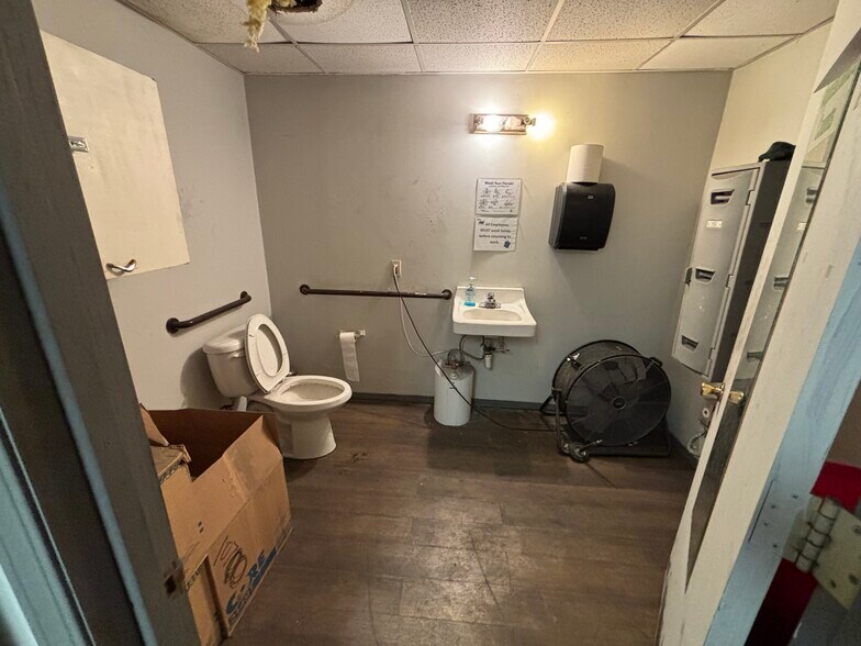 More Photos Of 1302 Rath Ave, Dodge City Distribution For Sale