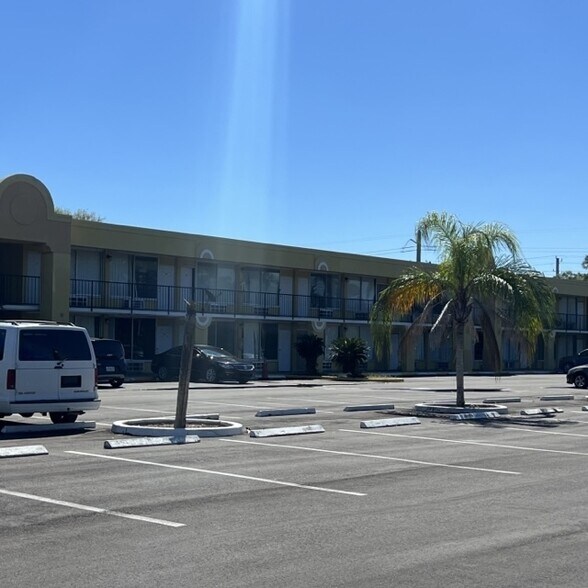 Primary Photo Of 900 Friday Rd, Cocoa Hotel For Sale