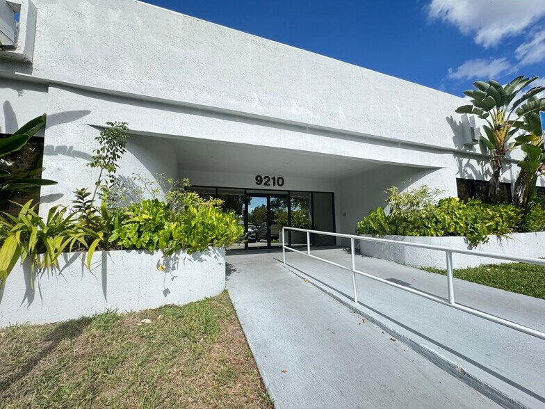 More Photos Of 9210 Sunset Dr, Miami Office For Lease