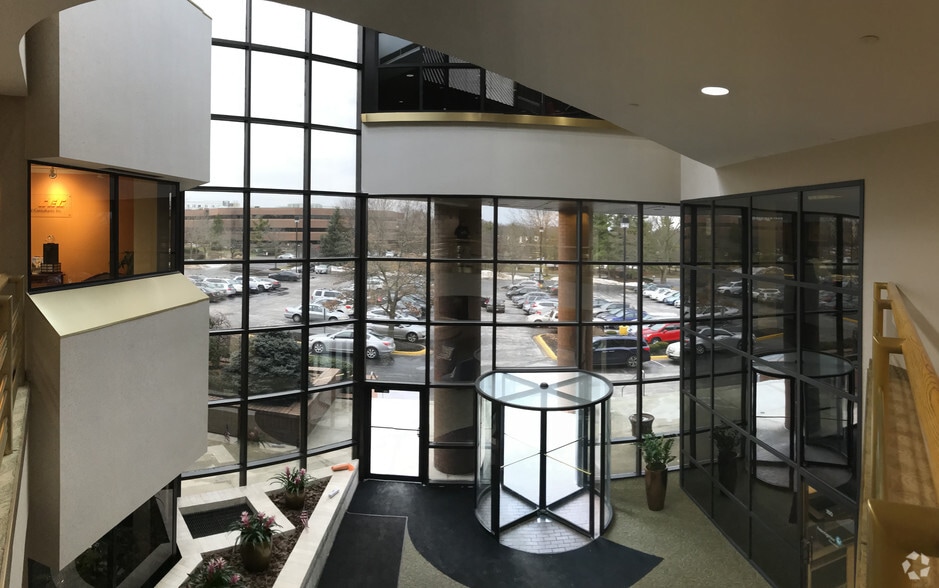 More Photos Of 250 Old Wilson Bridge Rd, Worthington Office For Lease