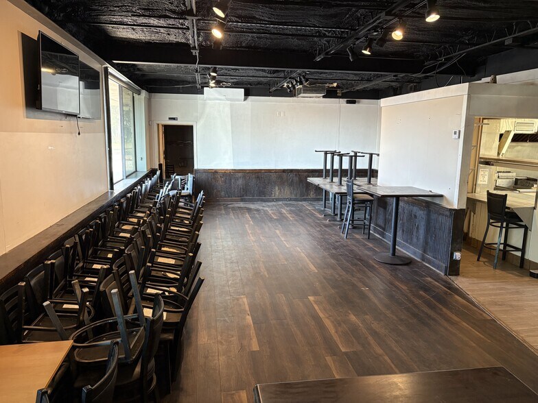 More Photos Of 1000 W Main St, Tomball Restaurant For Lease