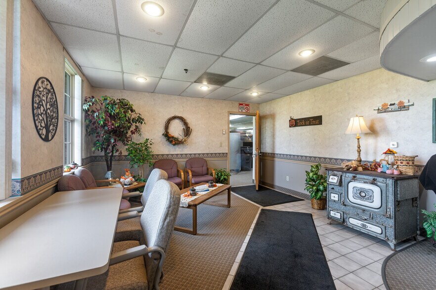 More Photos Of 531 N 8th St, Medford Distribution For Sale