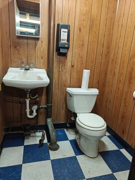 More Photos Of 908 W C St, McCook Auto Repair For Sale
