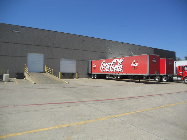 More Photos Of 8300-8310 Eastpoint Dr, Dallas Distribution For Lease