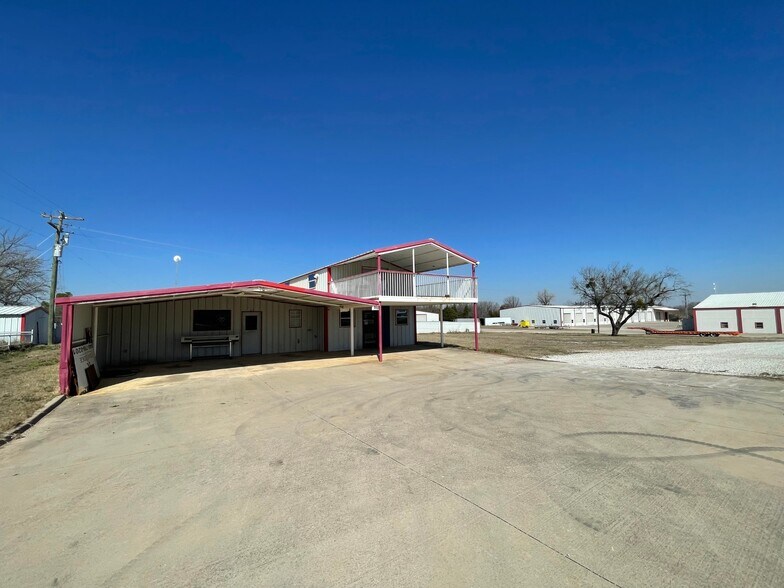 More Photos Of 734 FM 2048, Boyd General Retail For Lease