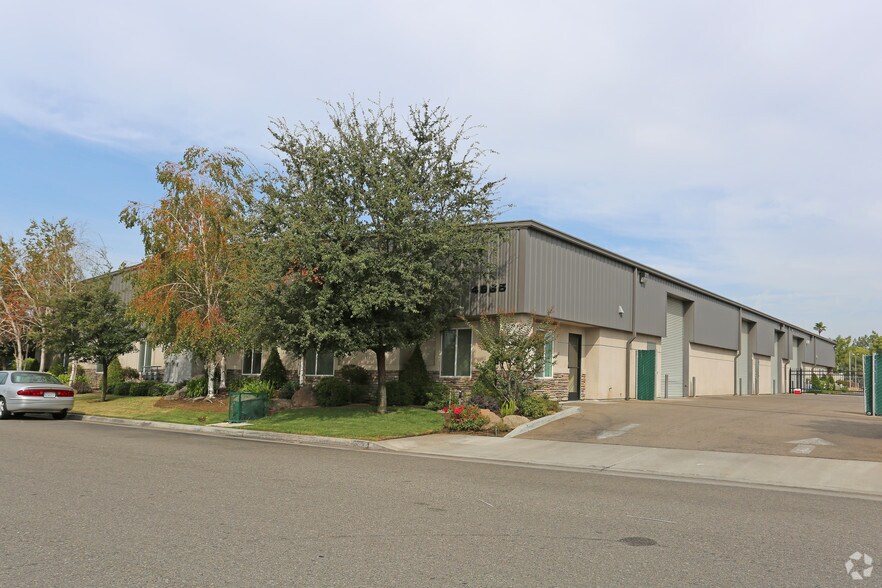 Primary Photo Of 4965 E Pontiac Way, Fresno Warehouse For Lease