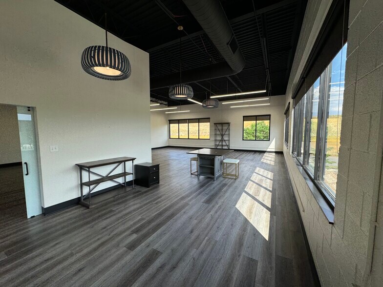 More Photos Of 1363 Horizon Ave, Lafayette Warehouse For Lease