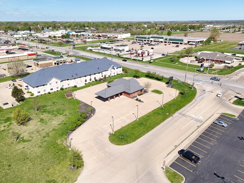 More Photos Of 1661 E Jackson St, Macomb General Retail For Lease