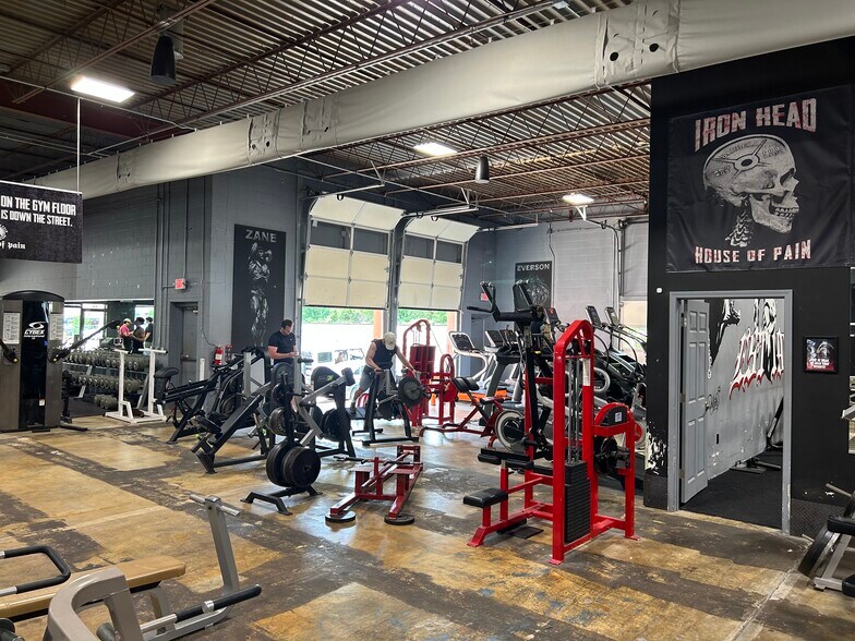More Photos Of 251-253 Chesterfield Industrial Blvd, Chesterfield Warehouse For Sale