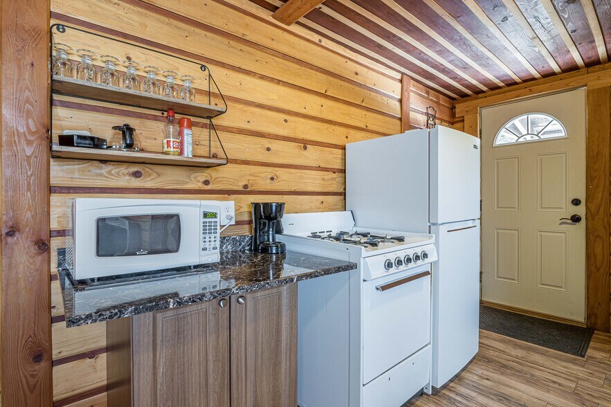 More Photos Of 21221 Baron Lake Dr, Cedaredge Hotel For Sale