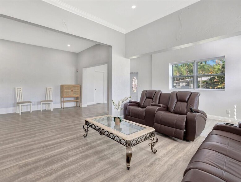 More Photos Of 901 W Las Olas Blvd, Fort Lauderdale Specialty For Sale