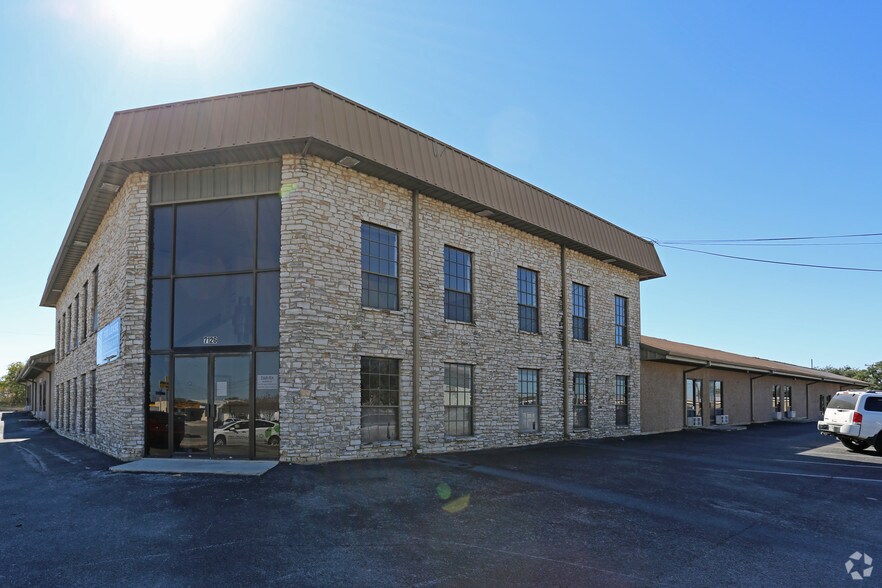 More Photos Of 7126 Eckhert Rd, San Antonio Light Manufacturing For Lease