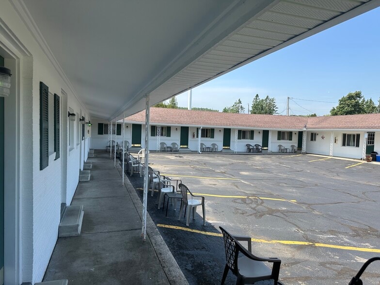 More Photos Of 2040 I-75 Business Loop, Saint Ignace Hotel For Sale