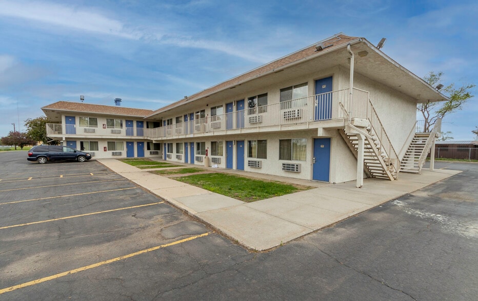 More Photos Of 1309 S Ohlman St, Mitchell Hotel For Sale