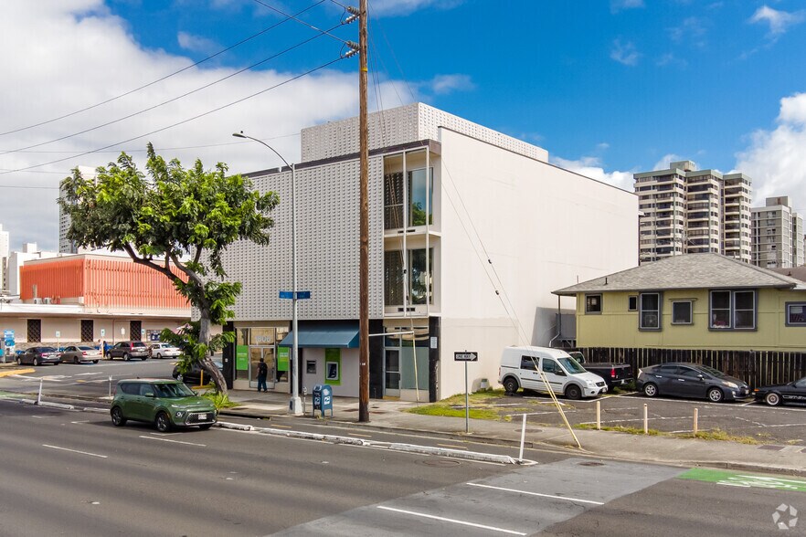 More Photos Of 1806 S King St, Honolulu Bank For Lease