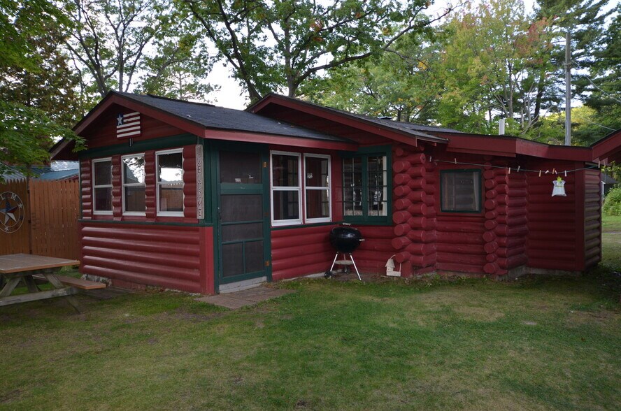More Photos Of 127 Oneida Dr, Houghton Lake Hotel For Sale