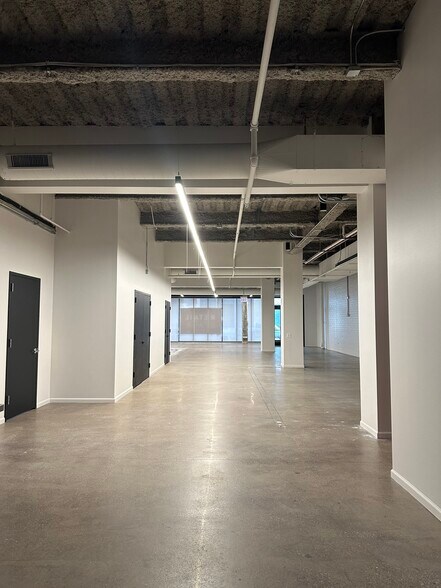 More Photos Of 855 W Belmont Ave, Chicago Office For Lease