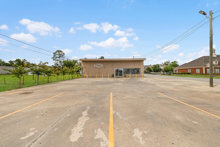 More Photos Of 697 W Cherry St, Jesup Restaurant For Sale