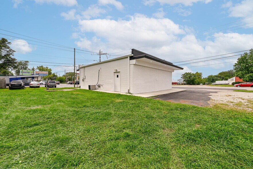 More Photos Of 3455 Shelby St, Indianapolis Office For Sale