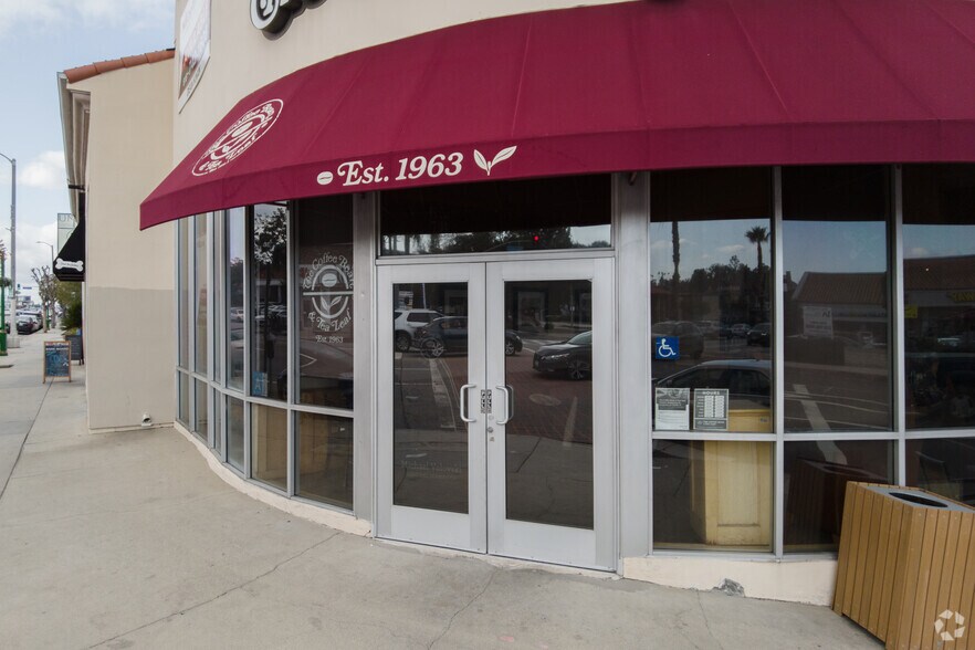 More Photos Of 17301 Ventura Blvd, Encino Storefront Retail Office For Lease
