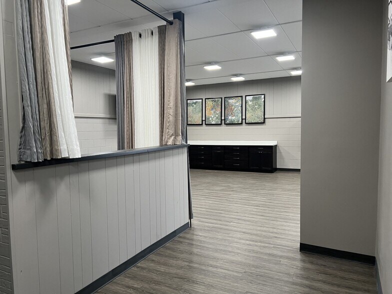 More Photos Of 103 E 3rd St, Aroma Park Office For Sale