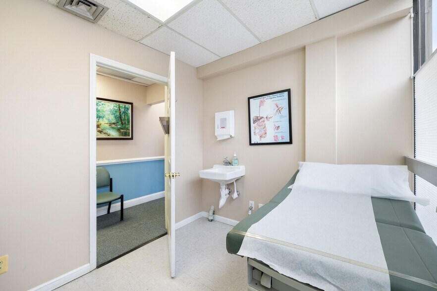 More Photos Of 2616 Sherwood Hall Ln, Alexandria Medical For Sale