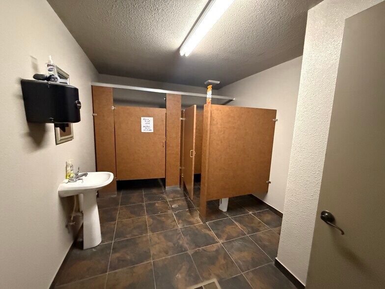 More Photos Of 1001 Berryville St, El Paso Warehouse For Sale