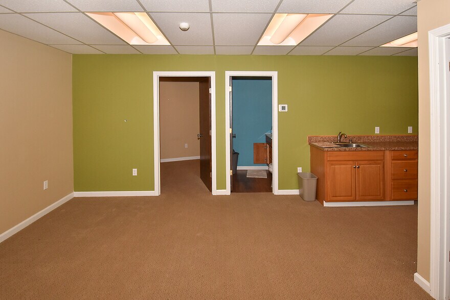 More Photos Of 400 Chapel Rd, South Windsor Light Manufacturing For Sale
