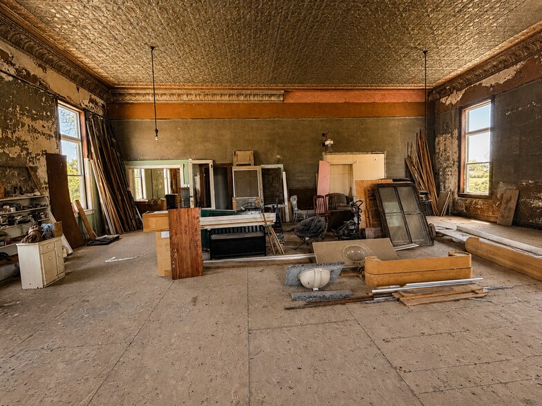 More Photos Of 6943 Monroe, Stockwell Convenience Store For Sale