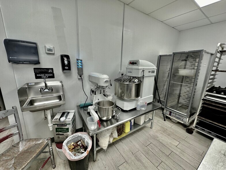 More Photos Of 380-392 W Putnam Ave, Greenwich General Retail For Sale