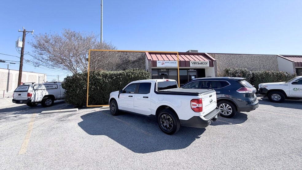 More Photos Of 2435-2441 Boardwalk St, San Antonio Showroom For Lease