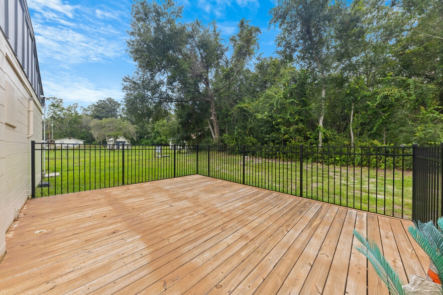 More Photos Of 330 College Dr, Orange Park Freestanding For Sale