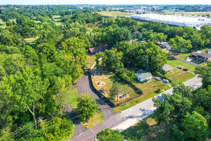 More Photos Of 2505 E Walnut St, Columbia Specialty For Lease