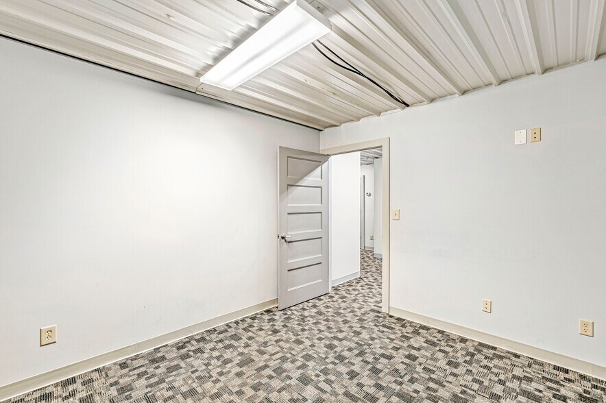 More Photos Of 2601 E 56th St, Indianapolis Light Distribution For Sale