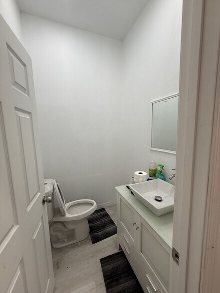 More Photos Of 5508 Benchmark Ln, Sanford Warehouse For Sale