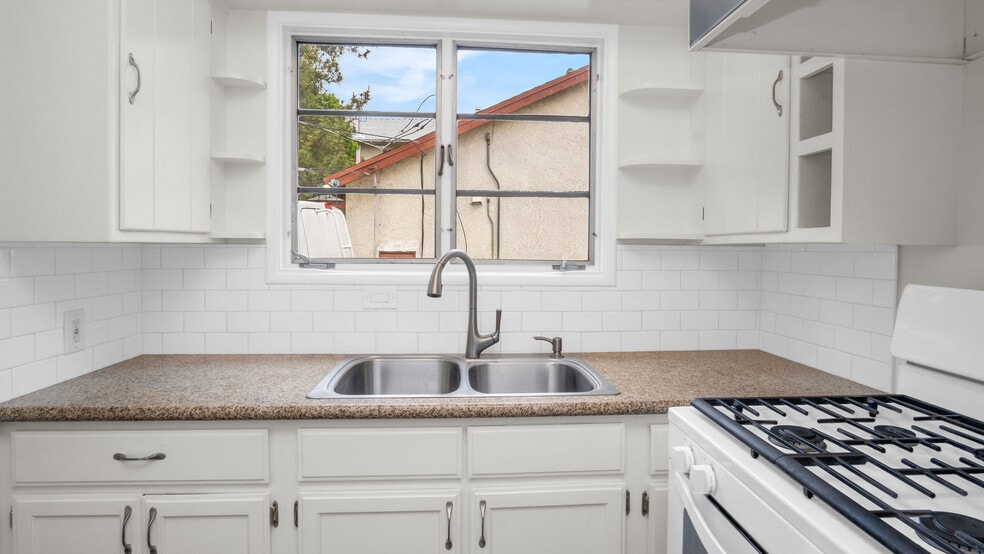 More Photos Of 10346 Oro Vista Ave, Sunland Multifamily For Sale