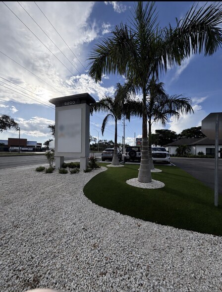 More Photos Of 6200 S Tamiami Trl, Sarasota Office For Lease