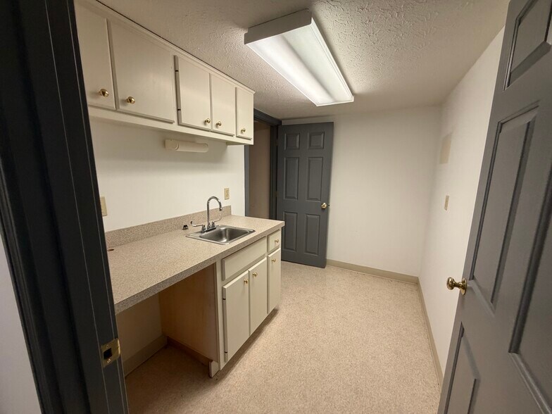 More Photos Of 102 Manor Ave, Bardstown Office For Sale