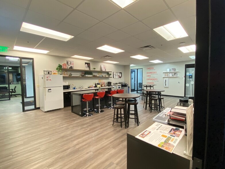 More Photos Of 517 N Westhill Blvd, Appleton Freestanding For Lease