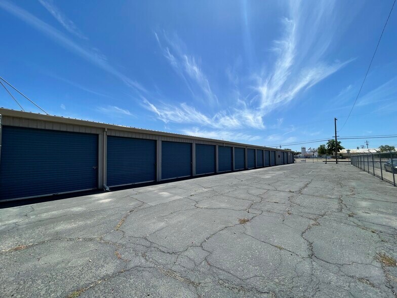 More Photos Of 906 G St, Los Banos Self Storage For Lease