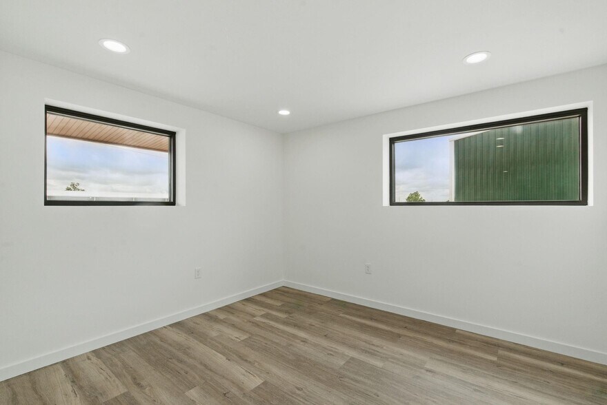 More Photos Of 120 W Scenic Trl, Weatherford Warehouse For Lease