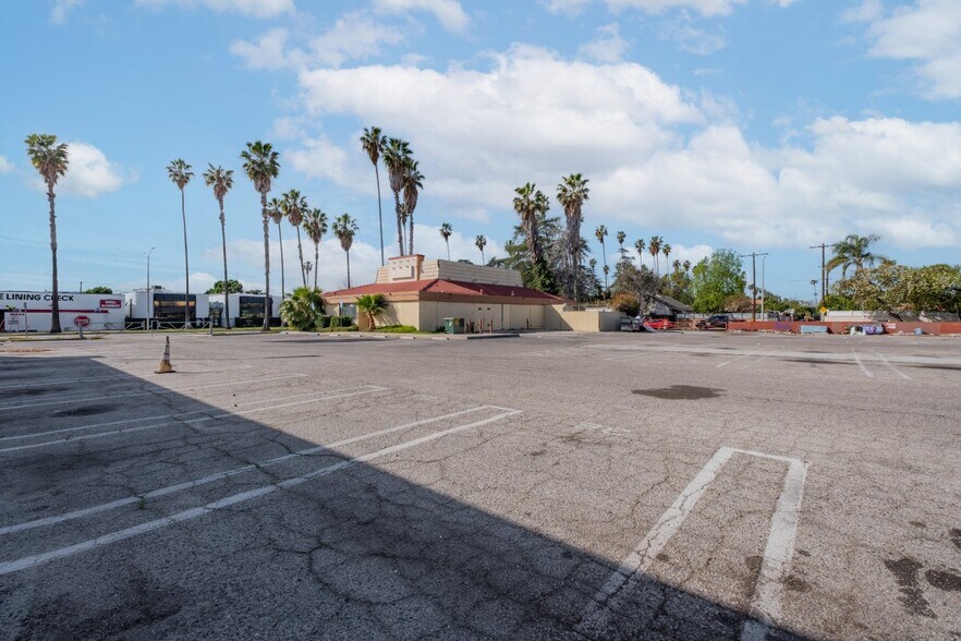 More Photos Of 16955 Sherman Way, Van Nuys Freestanding For Lease