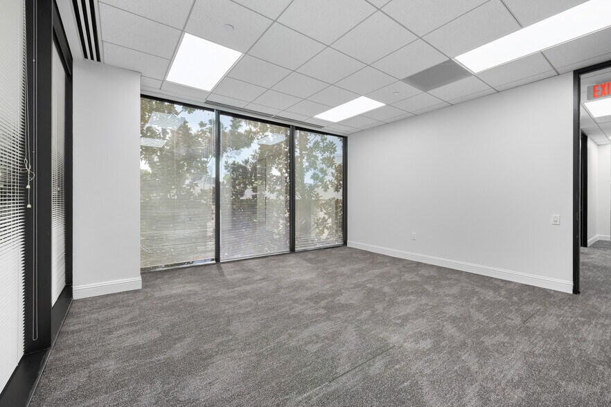 More Photos Of 17 S Briar Hollow Ln, Houston Office Residential For Lease