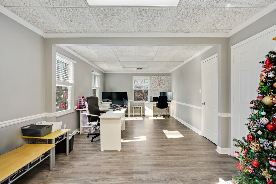 More Photos Of 425 E Crossville Rd, Roswell Office For Sale