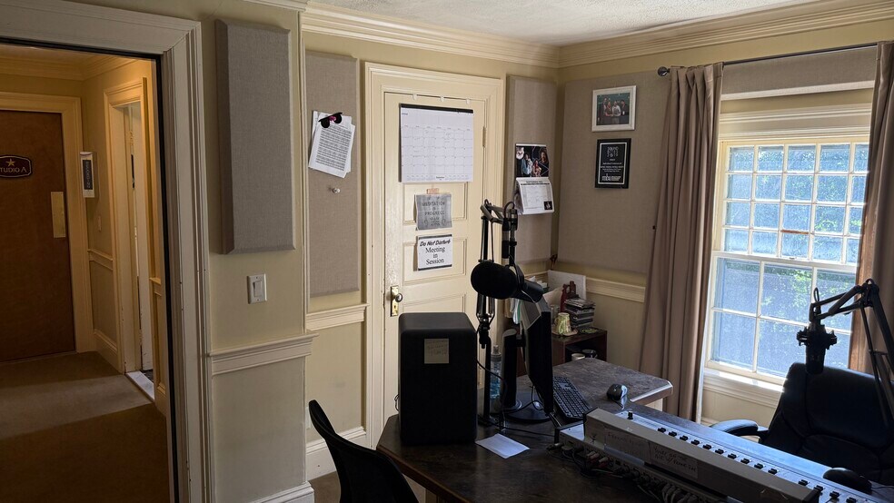 More Photos Of 243 South St, Hyannis Office For Sale