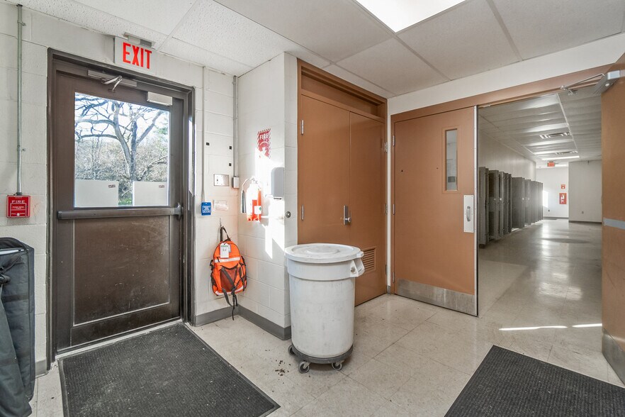 More Photos Of 1050 W Water St, Coaldale Flex For Sale
