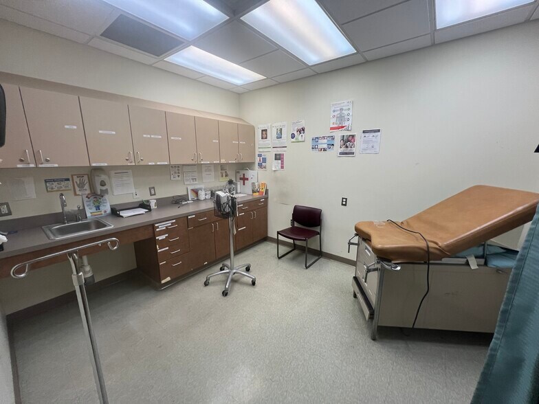 More Photos Of 60 E Warren Ave, Detroit Medical For Lease