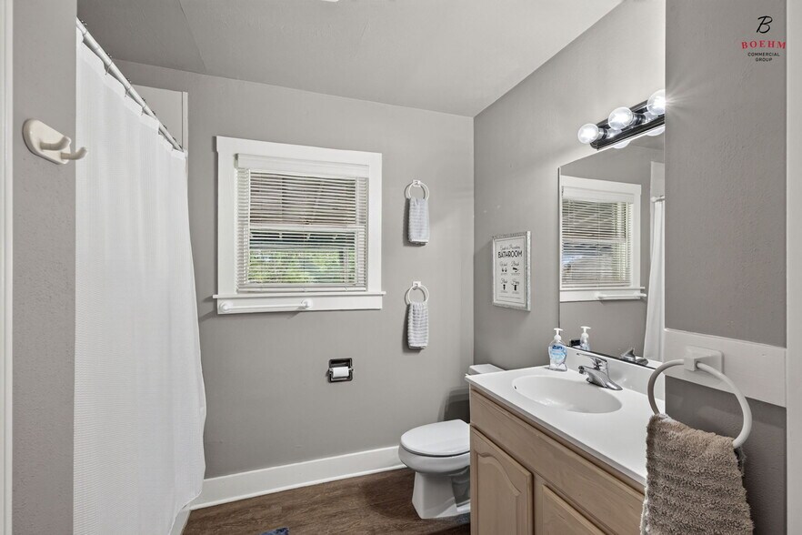 More Photos Of 115 Oak Park Dr, Boerne Office For Sale